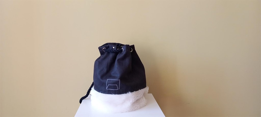 Foto 1 Mochila polipiel negra y pelo blanco