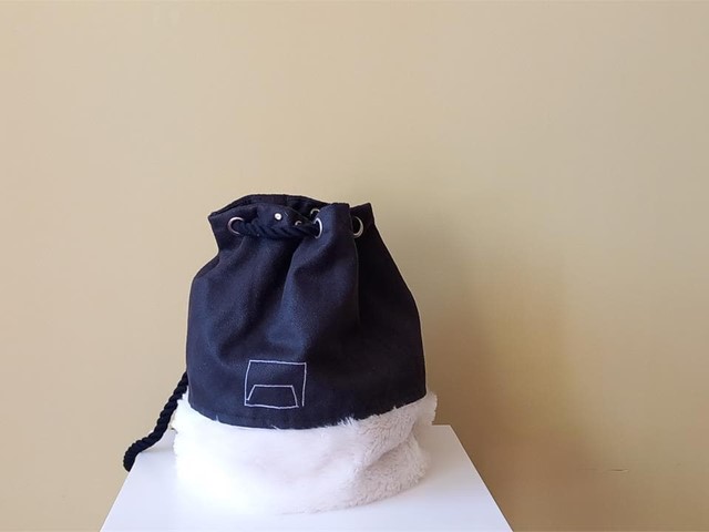 Mochila polipiel negra y pelo blanco